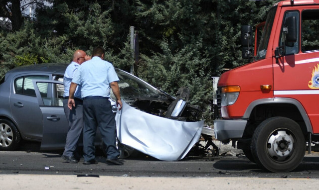 Τροχαίο στη Λάρισα: Σοβαρά τραυματισμένος ο ένας οδηγός - Φωτογραφίες από το σημείο της σύγκρουσης