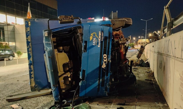 Κηφισός: Φορτηγό χτύπησε σε προστατευτικές μπάρες και έπεσε στον παράδρομο