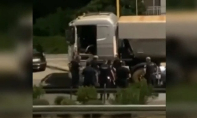 Πάτρα: Έκλεψε φορτηγό δημοσίας χρήσης και εμβόλισε πόρτα για να διαφύγει- Τι αποκάλυψε η προανάκριση