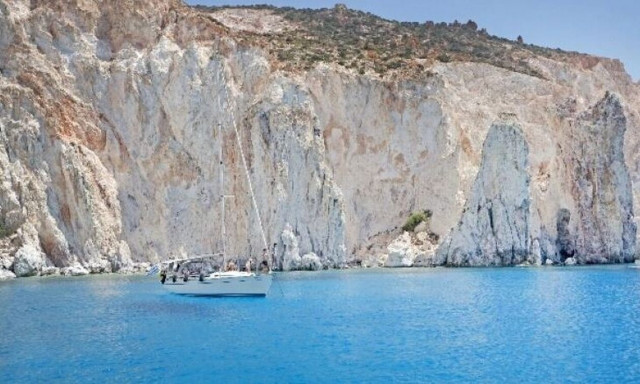 Η κρυφή παραλία των Κυκλάδων: Βλέπεις πεντακάθαρα τον βυθό της στα 10 μέτρα βάθος