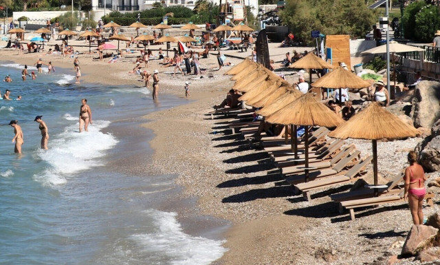 Κίνημα της πετσέτας: 22 συλλήψεις σε Μύκονο, Πάρο και Ρόδο για κατάληψη παραλιών