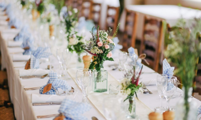 «Όπλο» κατά της φοροδιαφυγής οι κριτικές στα social media - Στο στόχαστρο της ΑΑΔΕ χώροι δεξιώσεων