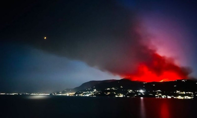 Αλβανία: Μάχη με τις φλόγες σε παράκτιες τουριστικές περιοχές