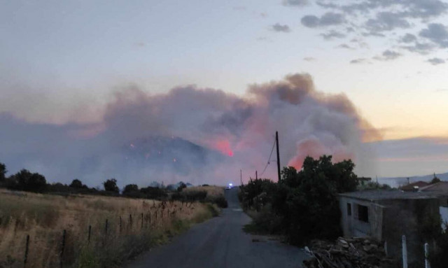 Φωτιά στην Αλεξανδρούπολη: Δύσκολη νύχτα απόψε με ισχυρά μποφόρ - Κάηκαν σπίτια και αυτοκίνητα