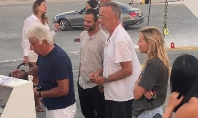 Στην ουρά για να μπει στο φεριμπότ στην Πάρο ο Τομ Χανκς