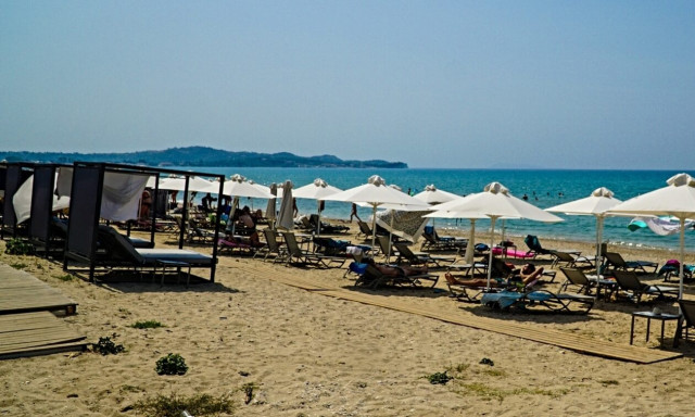 Τα πρόσωπα πίσω από το «κίνημα της πετσέτας» για ελεύθερες παραλίες