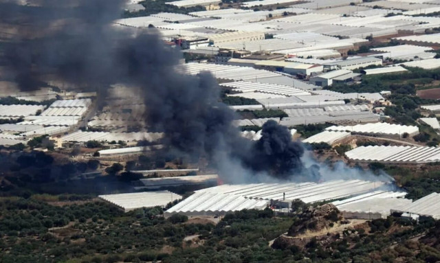 Φωτιά τώρα στην Ιεράπετρα – Συναγερμός για καύσιμη ύλη στην περιοχή