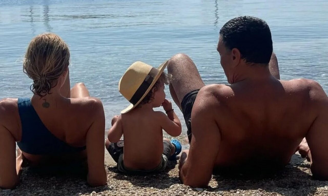 Fake φωτογραφία παρουσιάζει τον Βασίλη Κικίλια να κάνει διακοπές στην... Πάτμο