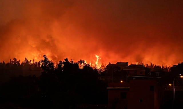 Ισπανία: Πύρινη κόλαση στην Τενερίφη - Συγκλονιστικές εικόνες
