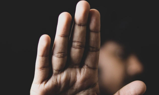 Ηράκλειο: 19χρονη μαχαίρωσε τον ξάδερφό της - Καταγγέλλει ότι προσπάθησε να την πνίξει