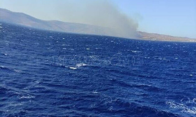 Φωτιά στην Κύθνο: Απεγκλωβίστηκαν δια θαλάσσης 20 άτομα από την παραλία Σκύλου