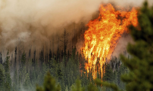 Μαίνονται οι πυρκαγιές στον Καναδά – Χιλιάδες συνεχίζουν να εγκαταλείπουν τα σπίτια τους