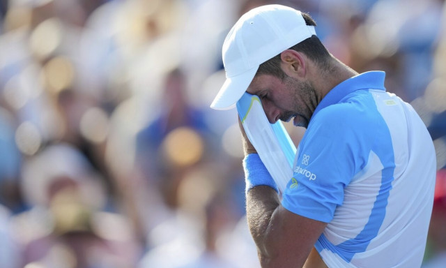 Επική ανατροπή από Τζόκοβιτς: Επέστρεψε στον θρόνο, αν κι έπαιζε με συμπτώματα θερμοπληξίας