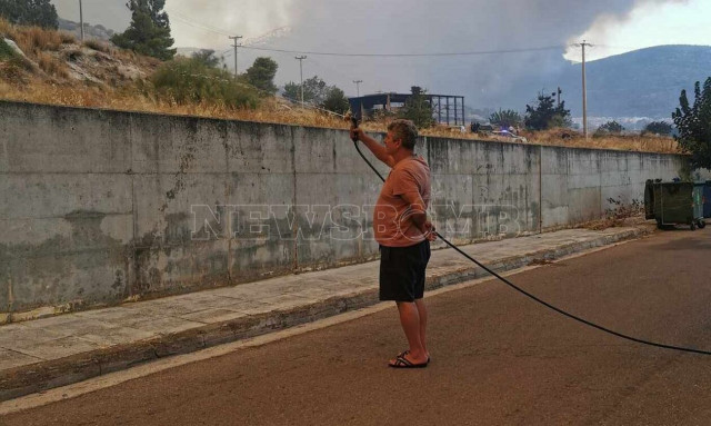 Δραματικές εικόνες στα Άνω Λιόσια - Αρνούνται να εκκενώσουν τον οικισμό Γεννηματά οι κάτοικοι