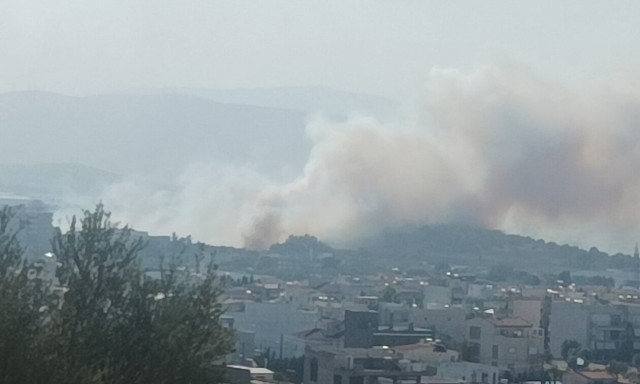 Φωτιά στον Ασπρόπυργο: Μήνυμα από το 112 για εκκένωση στη Λάκκα Κατσαρή