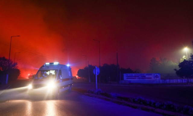 Φωτιά στην Αλεξανδρούπολη: Με λεωφορεία του ΚΤΕΛ απομακρύνθηκαν ηλικιωμένοι από δομές της Μητρόπολης