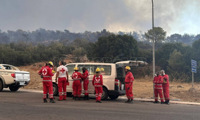 Φωτιά στη Φυλή: Στο μέτωπο κλιμάκιο του Ερυθρού Σταυρού