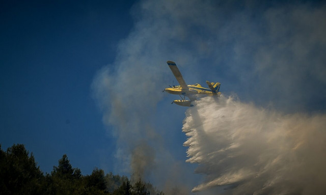 Φωτιά στον Ασπρόπυργο: Εκκενώνεται το πάρκινγκ στο Θριάσιο Νοσοκομείο