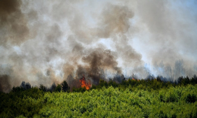Φωτιά στην Κύθνο: Μαίνεται το πύρινο μέτωπο - Δίπλα σε σπίτια οι φλόγες