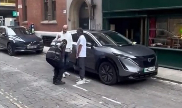 Πεπ Γκουαρντιόλα: Θύμωσε με κλήση τροχονόμου και ζήτησε χρήματα για μια φωτογραφία μαζί του - Βίντεο