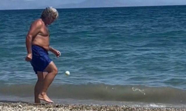 Viral έγινε λουόμενος που έκανε «μαγικά» με την μπάλα και... θύμισε τον Βασίλη Χατζηπαναγή