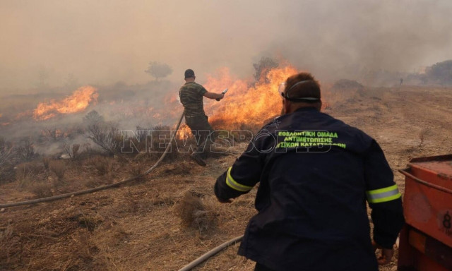 Φωτιά στην Πάρνηθα: Η φωτιά απειλεί το μοναστήρι της Αγίας Παρασκευής