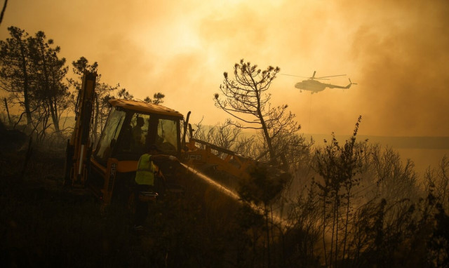 Τουρκία: Έκλεισαν και πάλι τα Δαρδανέλια λόγω της συνεχιζόμενης πυρκαγιάς