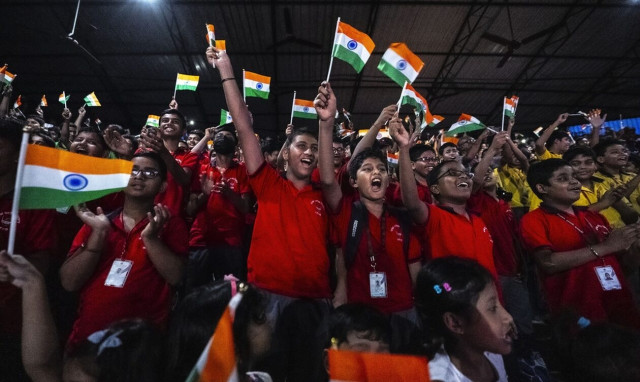 «Κραυγή νίκης» από την Ινδία: Πανηγυρισμοί για την προσελήνωση του διαστημικού σκάφους Chandrayaan