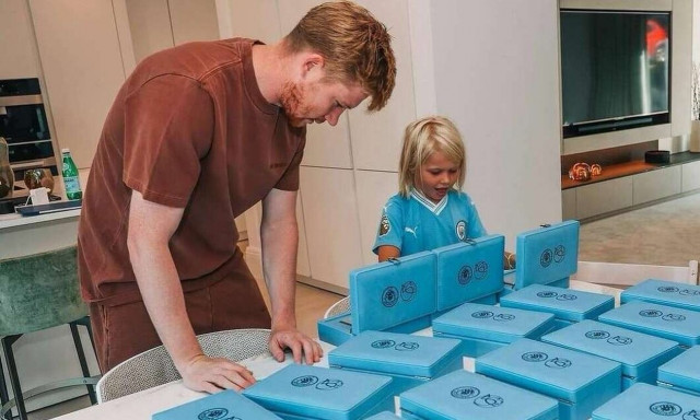 Το πανάκριβο δώρο του Ντε Μπρόινε στους συμπαίκτες του