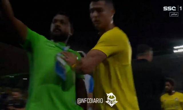 Κριστιάνο Ρονάλντο: Εκτός εαυτού ο «CR7»! Τα… έψαλε στον διαιτητή κι έσπρωξε άτομο που ήθελε σέλφι