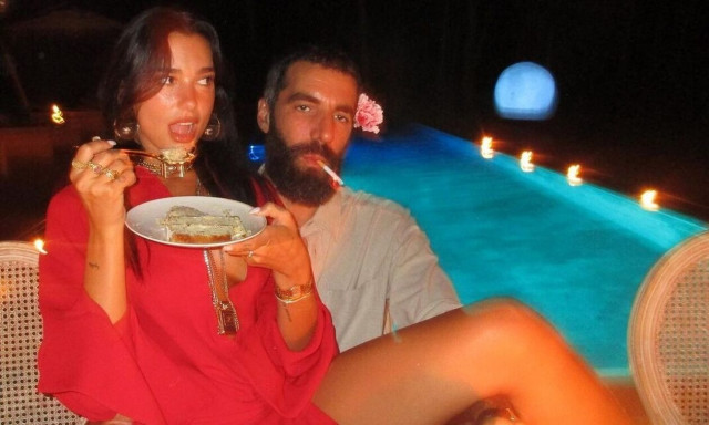 Ντούα Λίπα: Γιόρτασε τα γενέθλιά της αγκαλιά με τον ελληνικής καταγωγής σύντροφό της Ρομέν Γαβράς