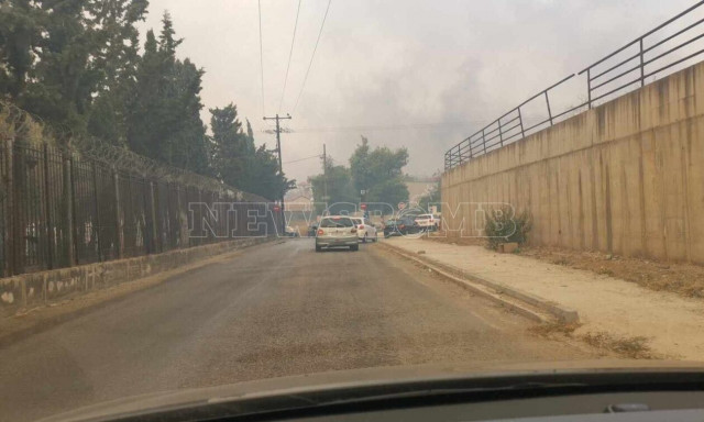 Φωτιά στην Πάρνηθα: Απειλείται το στρατόπεδο Καποτά