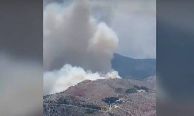 Φωτιά στην Πάρνηθα: Βίντεο ντοκουμέντο του πύρινου μετώπου από ψηλά – Εικόνες που κόβουν την ανάσα