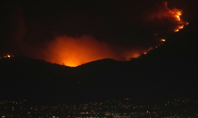 Φωτιά στην Πάρνηθα: Νέο μήνυμα από 112 – Συναγερμός για δύο μεγάλα μέτωπα - Τραυματισμός πυροσβέστη
