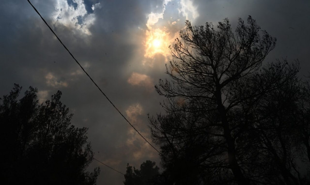 Φωτιά στην Πάρνηθα: Μάχη με τις αναζωπυρώσεις