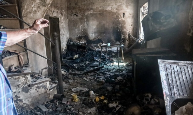 Οι άνθρωποι μαζεύουν το κουράγιο τους στα καμένα...