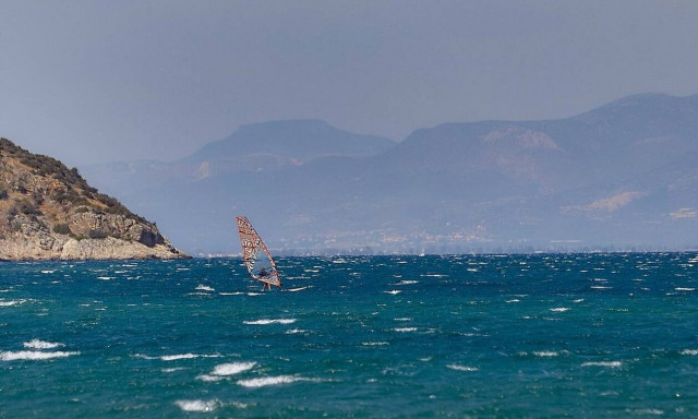 Καιρός: Περιορίζονται οι πολύ ισχυροί άνεμοι – Έρχονται μπόρες – Η πρόγνωση για το Σαββατοκύριακο