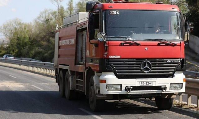 Βάρη: Περιορίστηκε η φωτιά που ξέσπασε από κεραυνό