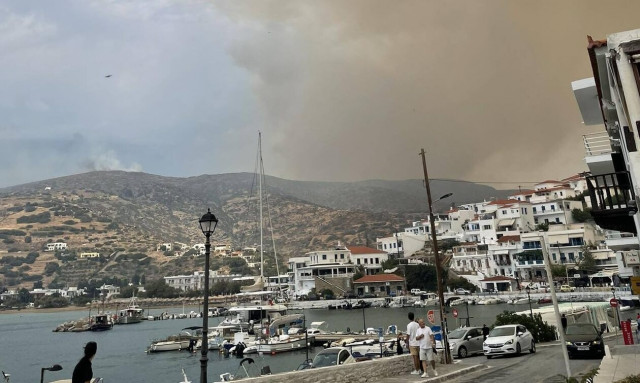 Φωτιά στην Άνδρο: Ήχησε το 112 - Εκκενώνεται το χωριό Γίδες