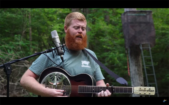 ΗΠΑ: Απρόσμενη επιτυχία για άγνωστο τραγουδιστή κάντρι: Απορρίπτει όμως το πολιτικό καπέλωμα