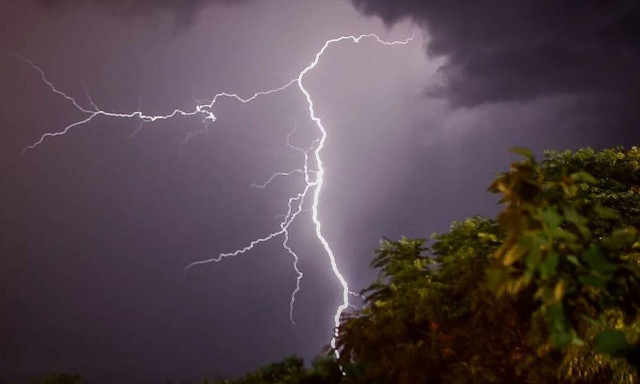 Meteo: Κρυφή απειλή οι πυρκαγιές λόγω κεραυνών - Τι είναι η ξηρή καταιγίδα