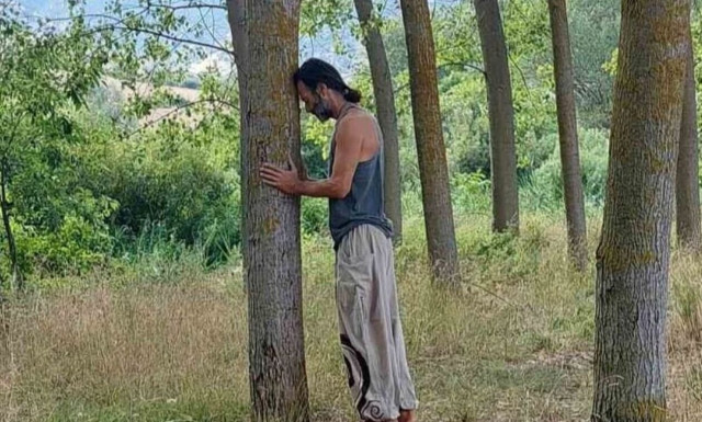 Θανάσης Ευθυμιάδης: Στέλνει το μήνυμά του για τη φύση αγκαλιάζοντας ένα δέντρο