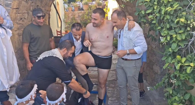 Κρήτη: Τον έγδυσαν, τον έντυσαν, του τις «έβρεξαν» αλλά ο γαμπρός παρέμεινε χαμογελαστός!