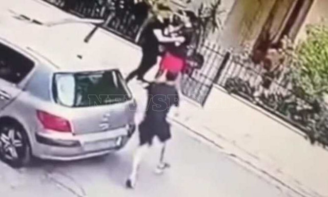 Ίλιον: Καρέ καρέ πώς δύο δράστες επιτίθενται με μαχαίρι και αρπάζουν κινητό από ανήλικο