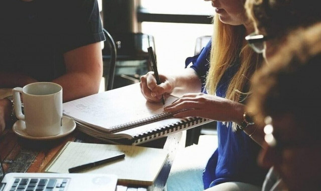 Εργασιακό νομοσχέδιο: «Νόμιμη εργασία σε δύο εργοδότες με 12 ώρες μέγιστη εργασία»