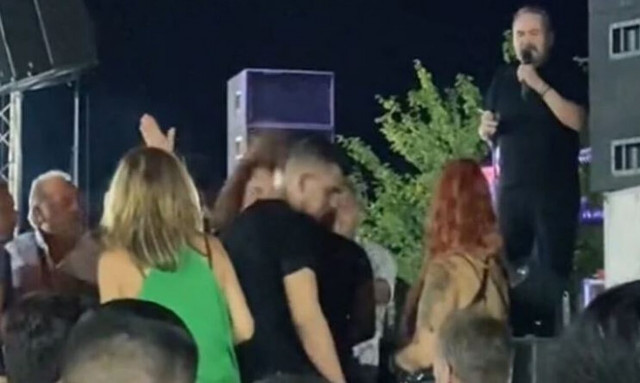 Σταμάτης Γονίδης: Έπεσε ξύλο ενώ τραγουδούσε και άρχισε τα «γαλλικά» - Βίντεο