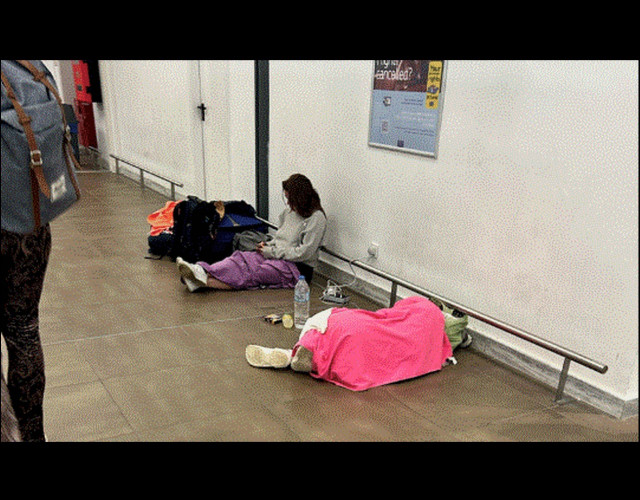 Σκηνές χάους στα αεροδρόμια