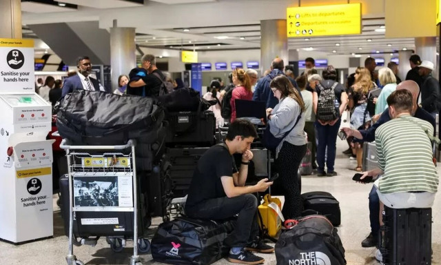 Βρετανία: Νυχτερινές πτήσεις ανακοίνωσε η κυβέρνηση - Συνεχίζεται το χάος στα αεροδρόμια