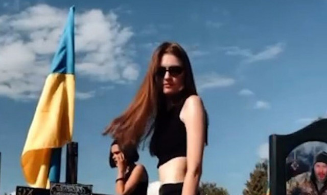 Ουκρανές αδερφές οι «χορεύτριες» twerking σε νεκροταφείο πεσόντων στρατιωτών [vid]
