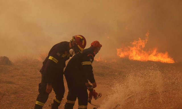 Φωτιά στα Φάρσαλα: Μάχη με τις φλόγες που έφτασαν στην Ανάβρα